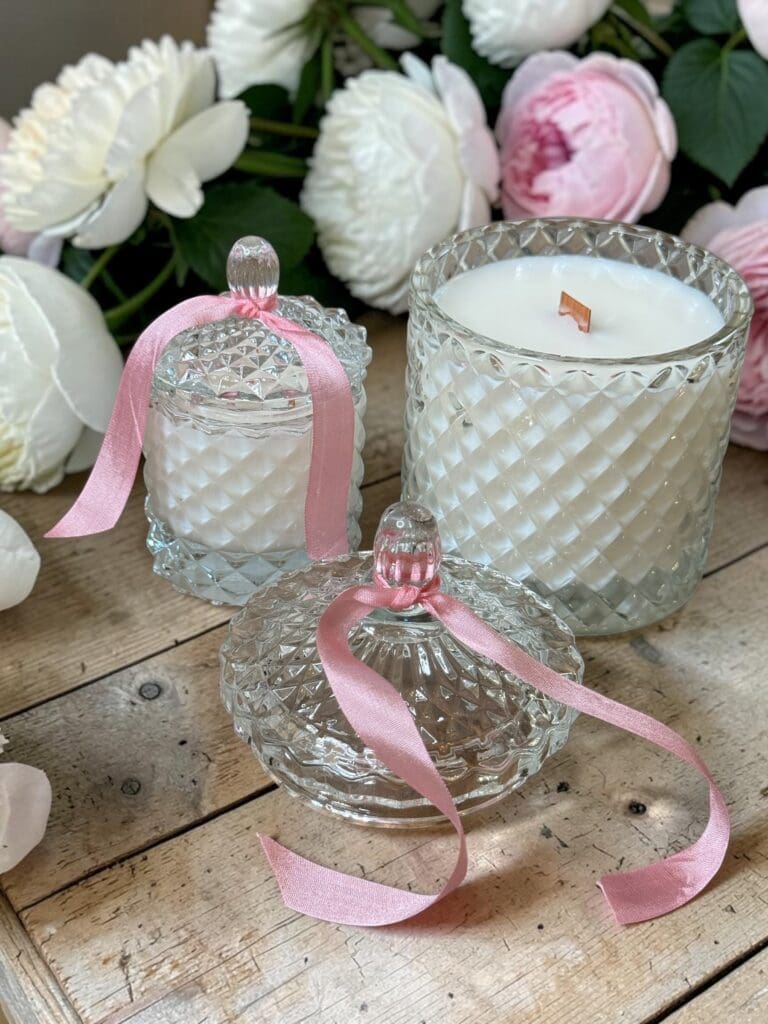 Richly scented floral candle with wooden wick designed to fill the room with fragrance.